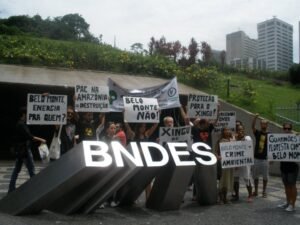Manifestação contra Belo Monte em frente ao BNDES